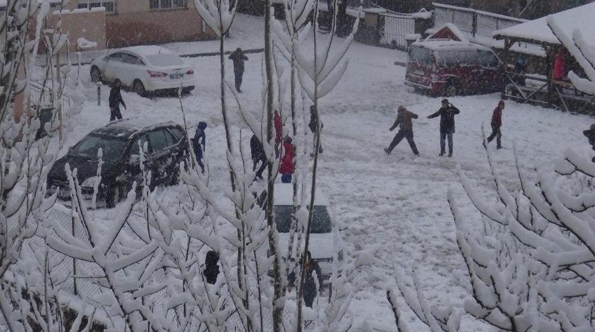 Karne Alan &Ouml;ğrencilerin Kar Keyfi