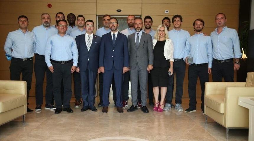 Bakan Kasapoğlu, Şampiyon Üniversitelileri Makamında Ağırladı