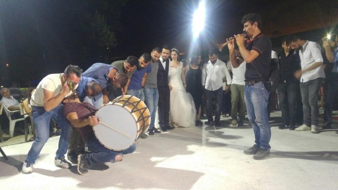 Davul &Ccedil;alarken Kendinden Ge&ccedil;iyor, O Anlar İzlenme Rekorları Kırıyor