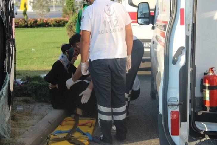 Servis Midibüsü Devrildi: 4 Yaralı G1