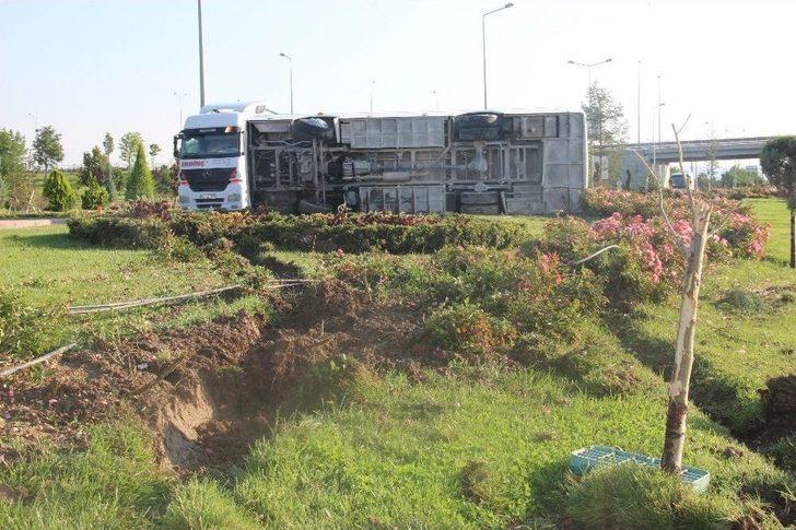 Servis Midibüsü Devrildi: 4 Yaralı G4