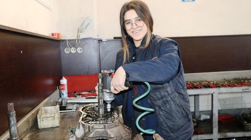 Oto Tamircisi Gen&ccedil; Kız, Yerli Otomobil &Uuml;retiminde G&ouml;rev Almak İstiyor