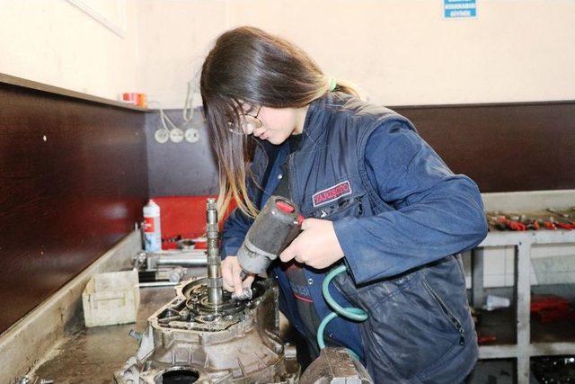Oto Tamircisi Genç Kız, Yerli Otomobil Üretiminde Görev Almak İstiyor