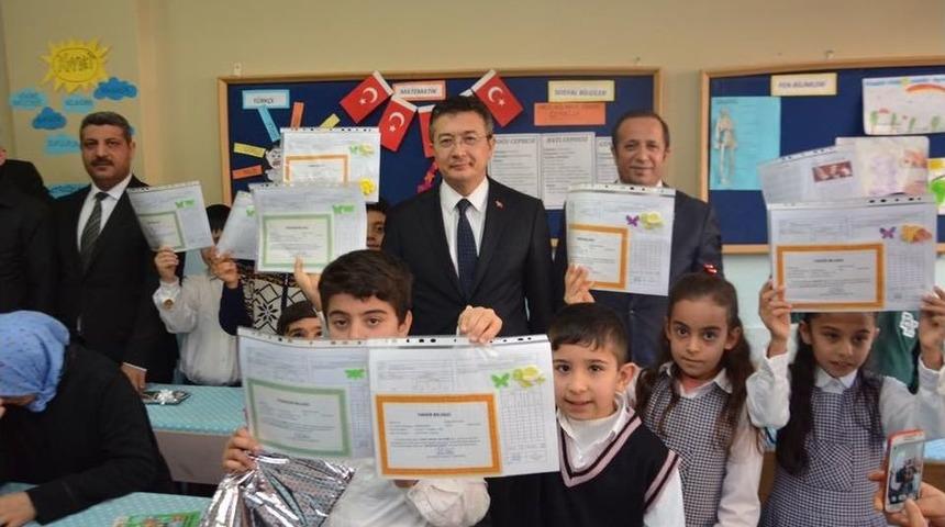 Başkan Toltar, Karne Dağıttı