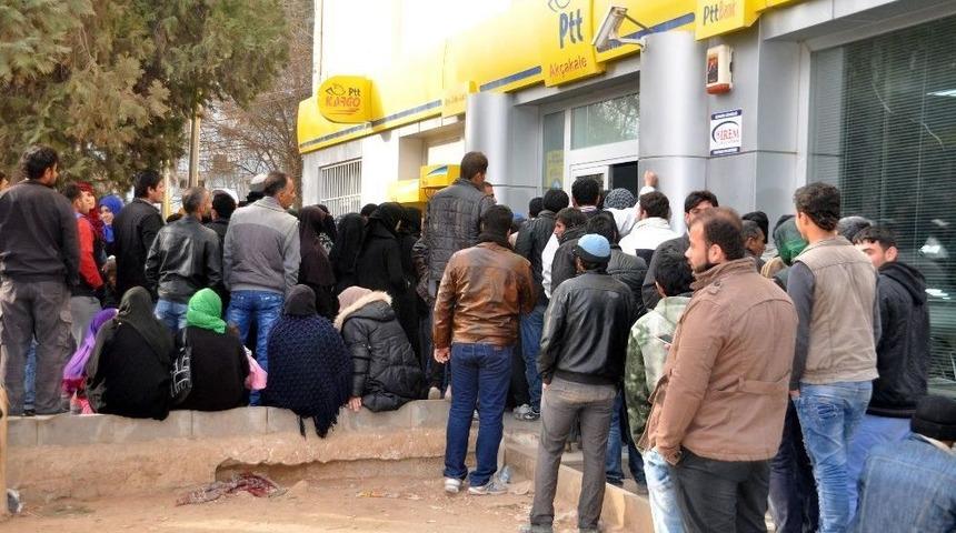 Gıda Kartı Almak İsteyenler Uzun Kuyruklar Oluşturdu