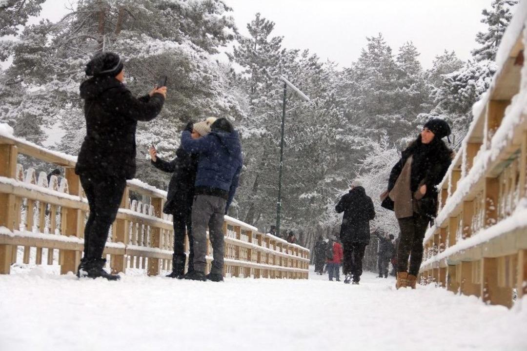 Beyazlara B&uuml;r&uuml;nen Abant&rsquo;a Tatilci Akını