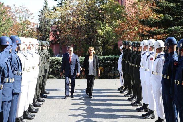 Milli Savunma Bakanı Canikli, İspanya Savunma Bakanı Garcia İle Bir Araya Geldi