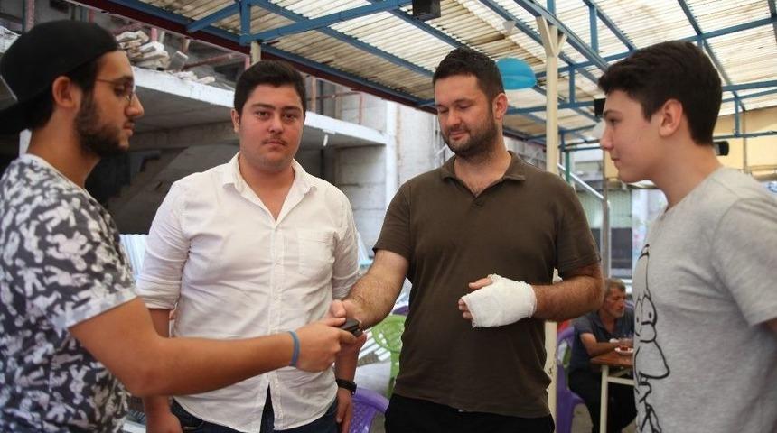 Yerde Buldukları C&uuml;zdanın Sahibini Sosyal Medyada Buldular