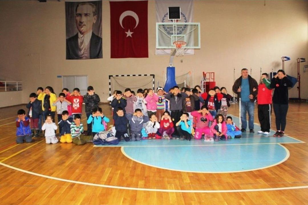 &Ccedil;ocuk Sporculara Beyaz Baston Haftasında Engelli Farkındalığı Eğitimi