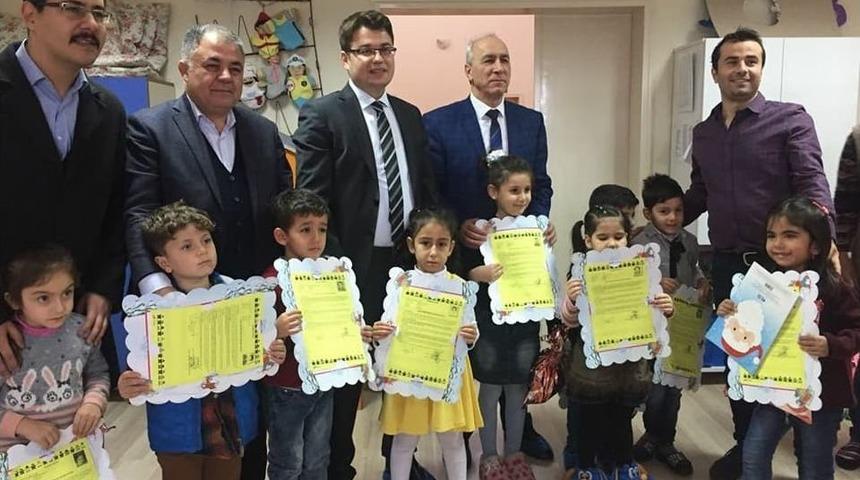 Kaymakam D&uuml;zg&uuml;n, Karne Dağıttı