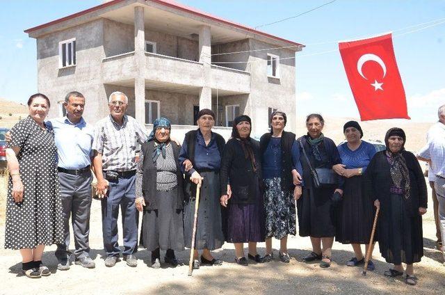 40 Yıl Önce Terk Ettikleri Ata Yurtlarına Şölenle Döndüler