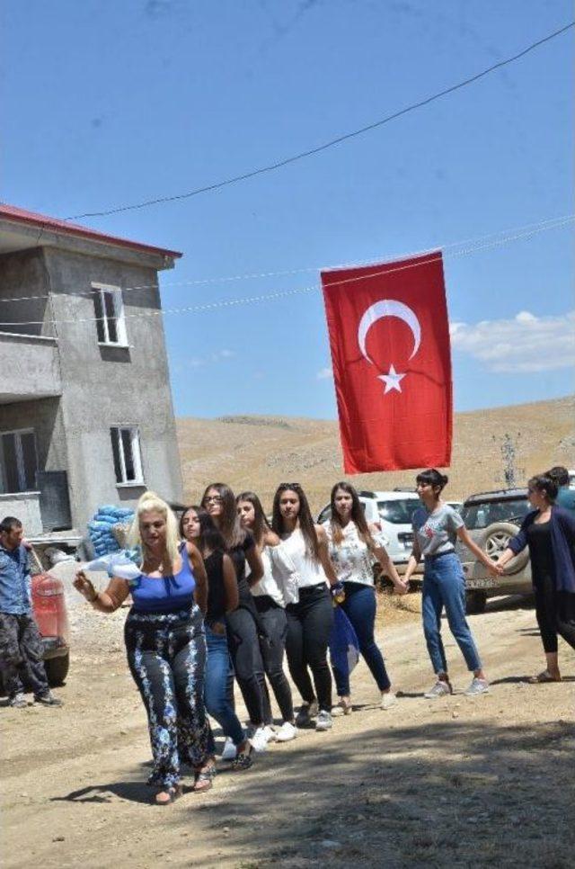 40 Yıl Önce Terk Ettikleri Ata Yurtlarına Şölenle Döndüler