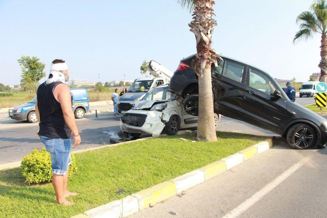 Antalya&rsquo;da Trafik Kazası: 3 Yaralı