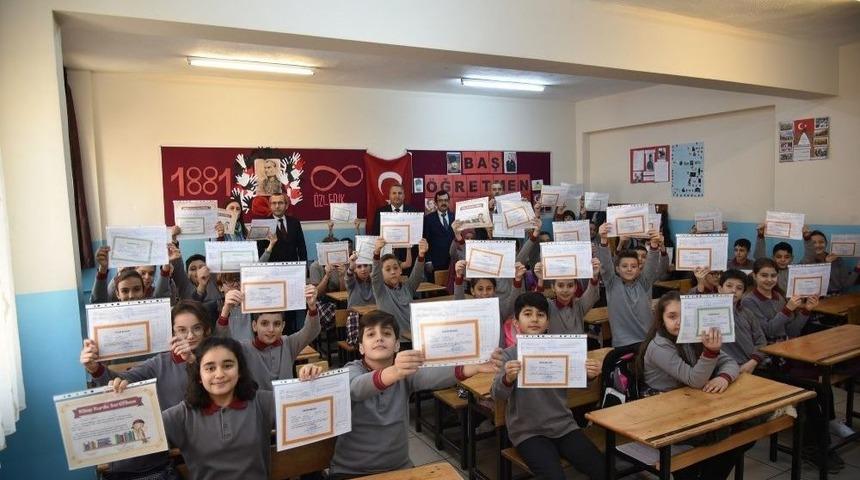 Yunusemre&rsquo;den &Ouml;ğrencilere Karne Hediyesi