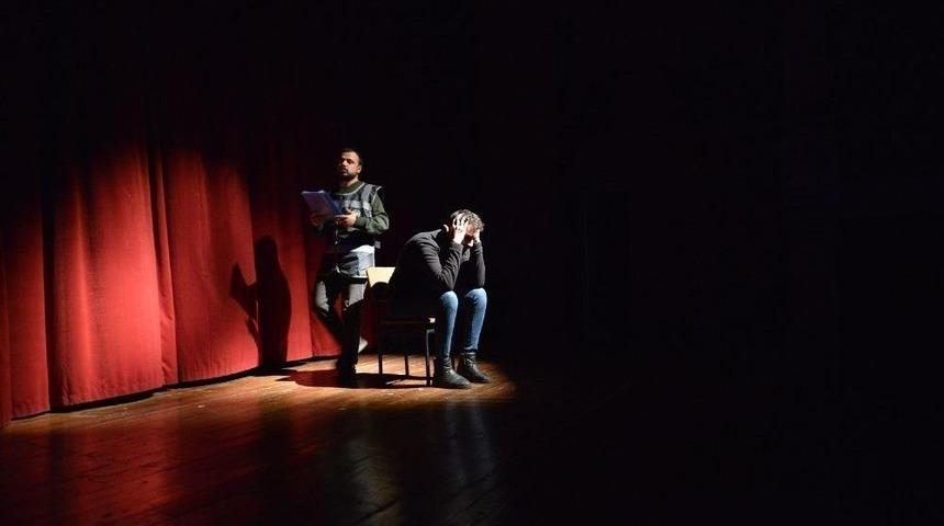 Yeşilyurt Belediyesi Tiyatrosu &lsquo;kayıp Hayatlar&rsquo; Oyununu Sahneledi