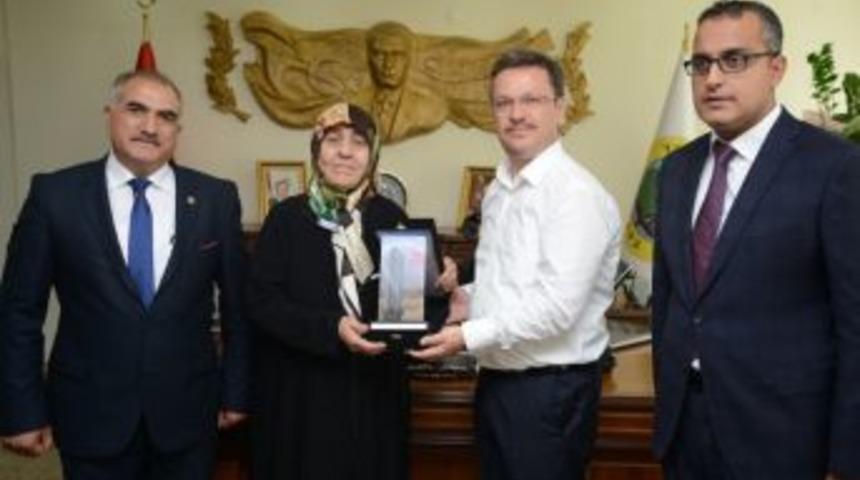 Vali Enver &Uuml;nl&uuml;, Şehit Annesini Ağırladı