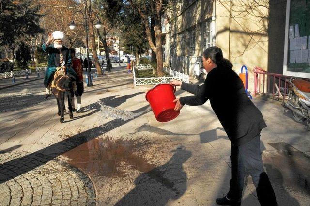 Temsili Nasreddin Hoca İstanbul’daki Emıtt Fuarına Karakaçan’a Ters Binip Gitti