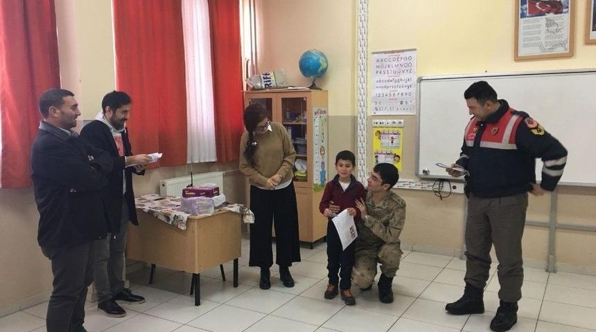 &Ouml;ğrencilerin Karnesini Jandarma Verdi