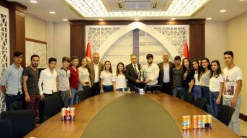 Vali Toprak T&uuml;rkiye Şampiyonlarını Makamında Kabul Etti