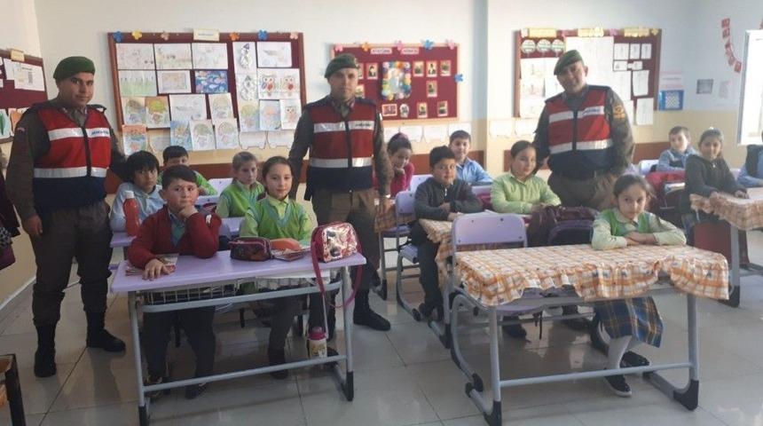 Alaplı’da Karneleri Jandarma Dağıttı