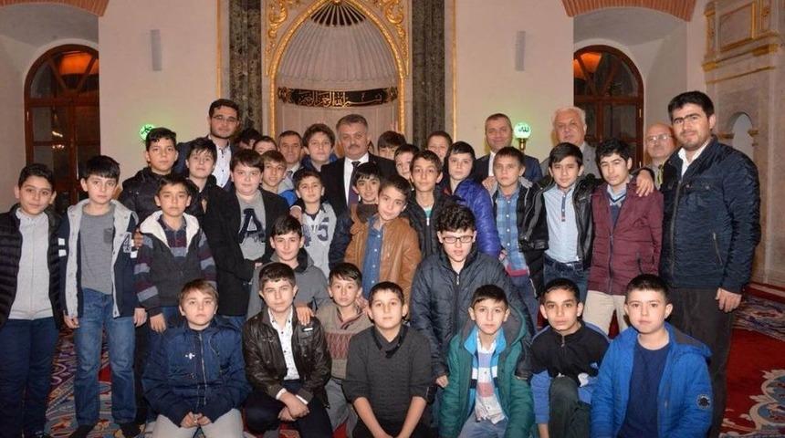 Vali Yazıcı Camide Gen&ccedil;lerle Buluştu
