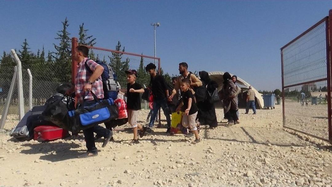 Suriyeliler &Uuml;lkelerine Koşarak Gitti