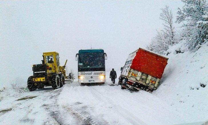 Karda Mahsur Kalan Öğretmenler Kurtarıldı G4