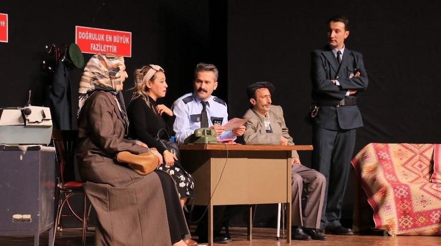 Nafile Dünya Tiyatrosu Büyük İlgi Gördü