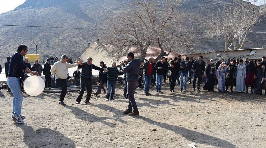 &Ouml;nce Halay &Ccedil;ektiler Sonra Eylem Yaptılar