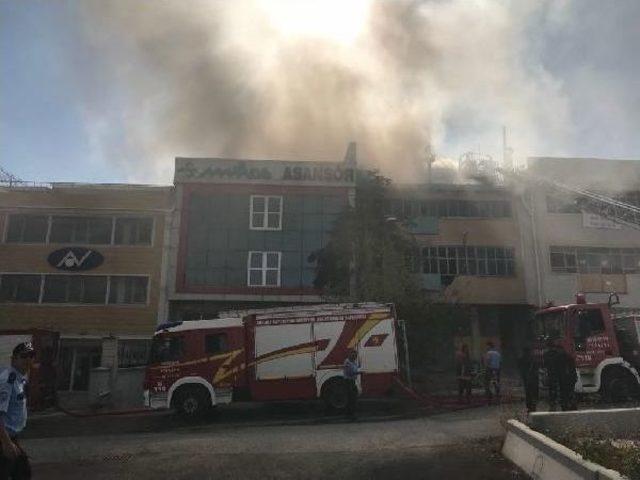  İvedik Organize Sanayi Bölgesi'nde Yangın (1) 