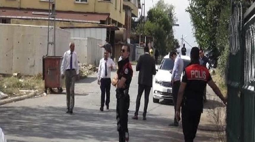 &Uuml;mraniye'de Hurdacıların Taşlı, Sopalı, Silahlı Kavgası: 3 Yaralı