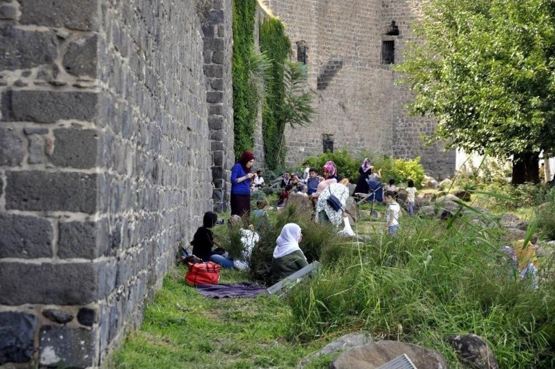 Tehlikeye Aldırış Etmeden Serinliyorlar