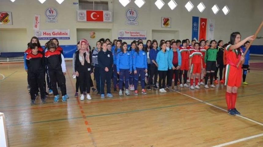 Gen&ccedil;ler Futsal Yarı Final M&uuml;sabakaları Başladı