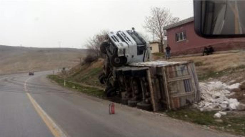 Virajı Alamayan Kamyon Yan Yattı