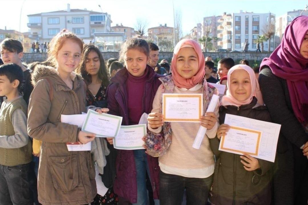 Ayvalık Ustalı Anadolu İmam Hatip Lisesi&rsquo;nde İlk Karne Heyecanı