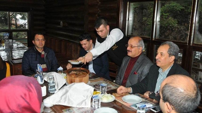 Başkan Akkaya&rsquo;dan, İl&ccedil;e Protokol&uuml;ne Herse İkramı