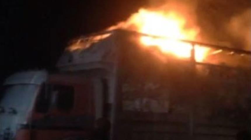 Kumaş Y&uuml;kl&uuml; Kamyon Alev Alev Yandı