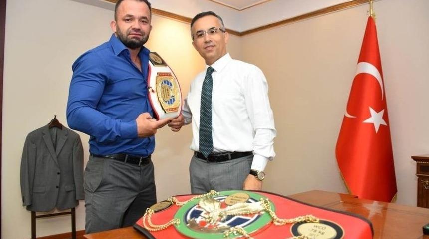 Muay Thai Şampiyonundan Vali &Ccedil;eber&rsquo;e Ziyaret
