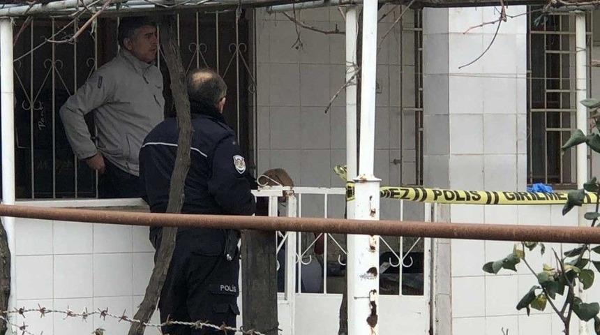 Yaşlı Adam Balkonda Sandalye &Uuml;zerine &Ouml;l&uuml; Bulundu