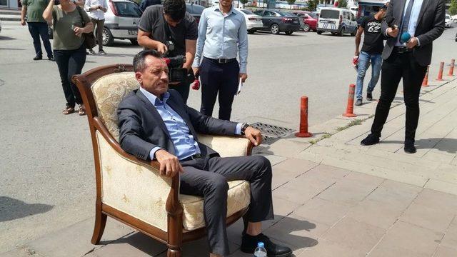 Chp Genel Merkezi Önünde Koltuklu Eylem