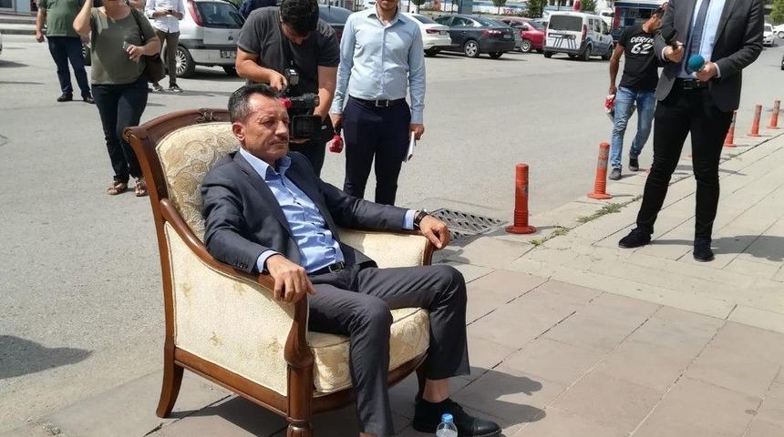Chp Genel Merkezi &Ouml;n&uuml;nde Koltuklu Eylem