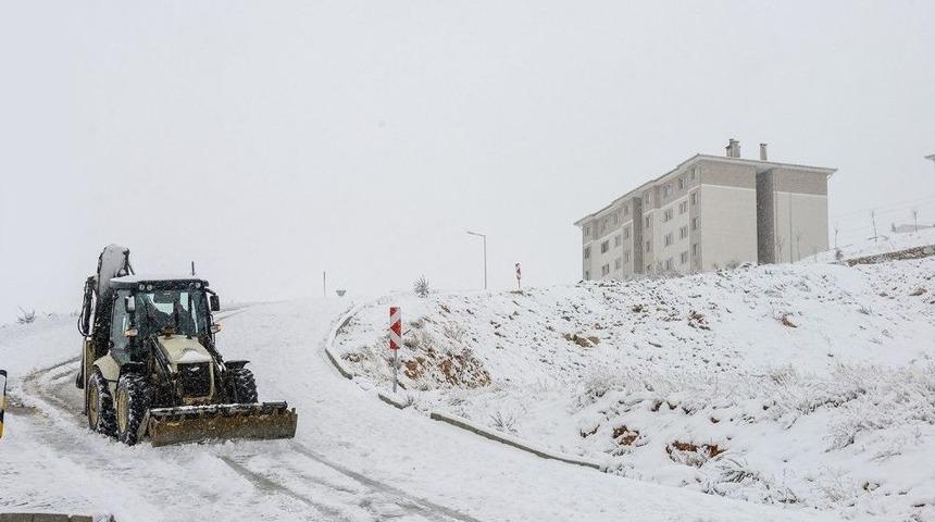 Malatya&rsquo;da Kar Yağışı 300&rsquo;e Yakın Mahalle Yolunu Ulaşıma Kapadı