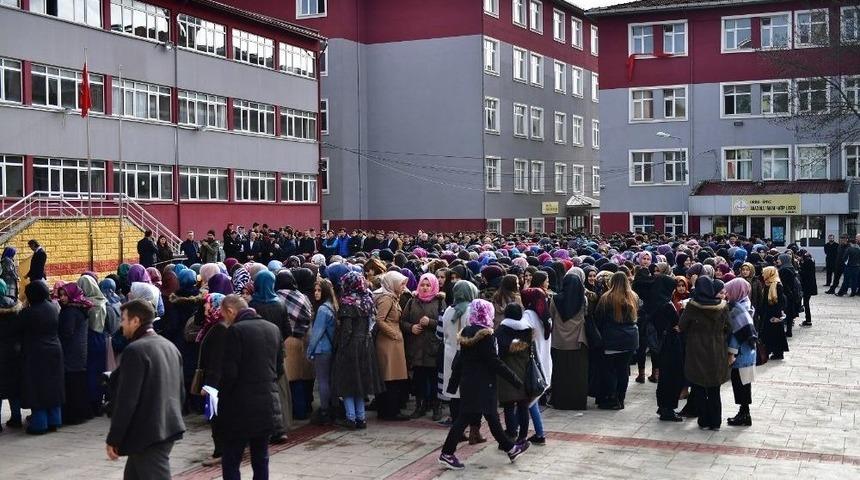 &Uuml;nye&rsquo;de Tatile Giren &Ouml;ğrencilere Kitap Desteği