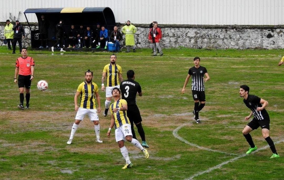 &Ccedil;eşme Belediyespor Yağmur Ve &Ccedil;amura Rağmen Kazandı