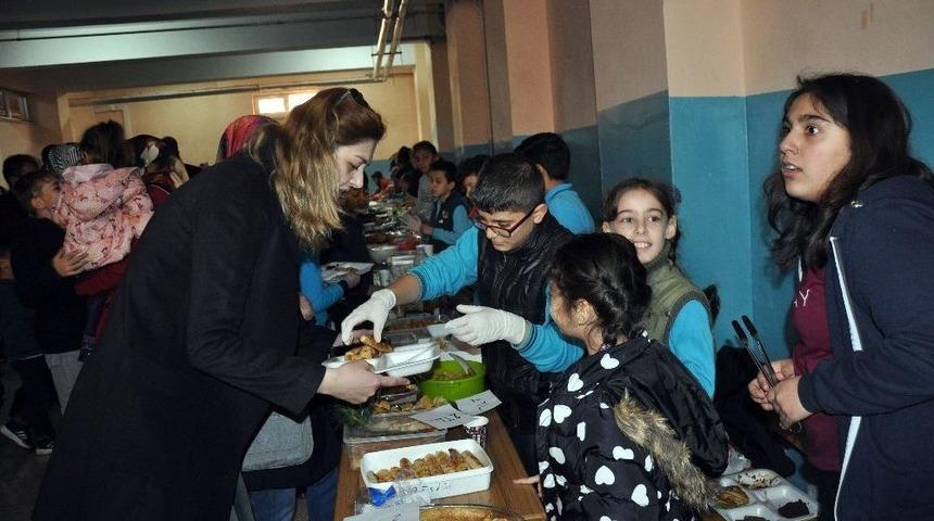 Öğrenciler Laboratuvar Kurmak İçin Kermes Düzenledi