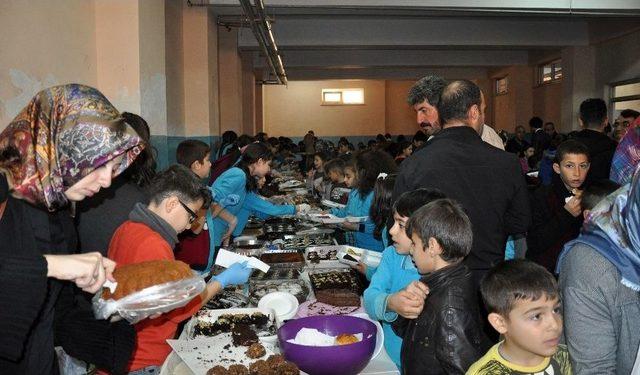 Öğrenciler Laboratuvar Kurmak İçin Kermes Düzenledi