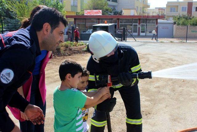 Minikler İtfaiye Haftasında İtfaiyecileri Yalnız Bırakmadı