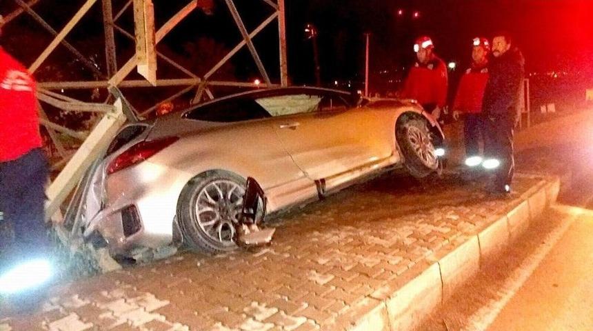 Kontrolden &Ccedil;ıkan Otomobil Direğe &Ccedil;arptı: 1 Yaralı