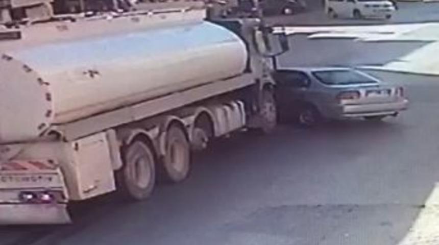 Dikkatsiz Yola Çıkan Otomobile, Tanker Çarptı