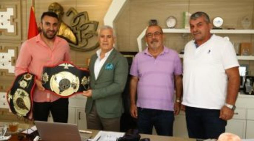 Bozbey’den Milli Boksör Arslan’a Destek Ve Moral